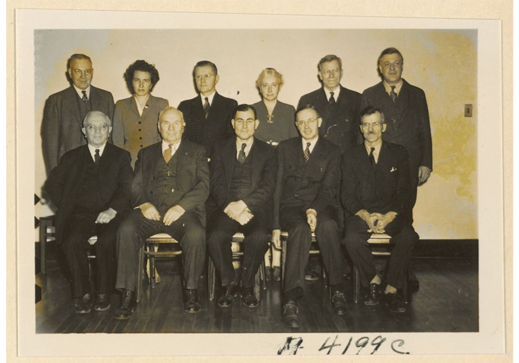 A group photo of 11 physics faculty members.